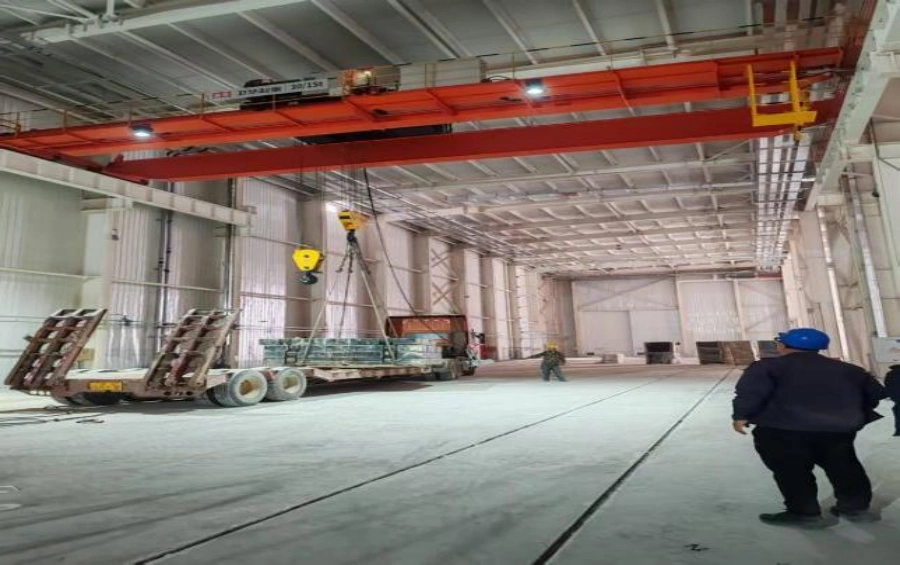 Heavy-duty overhead crane assembly in industrial steel workshop.webp Heavy-duty overhead crane assembly in industrial steel workshop.webp